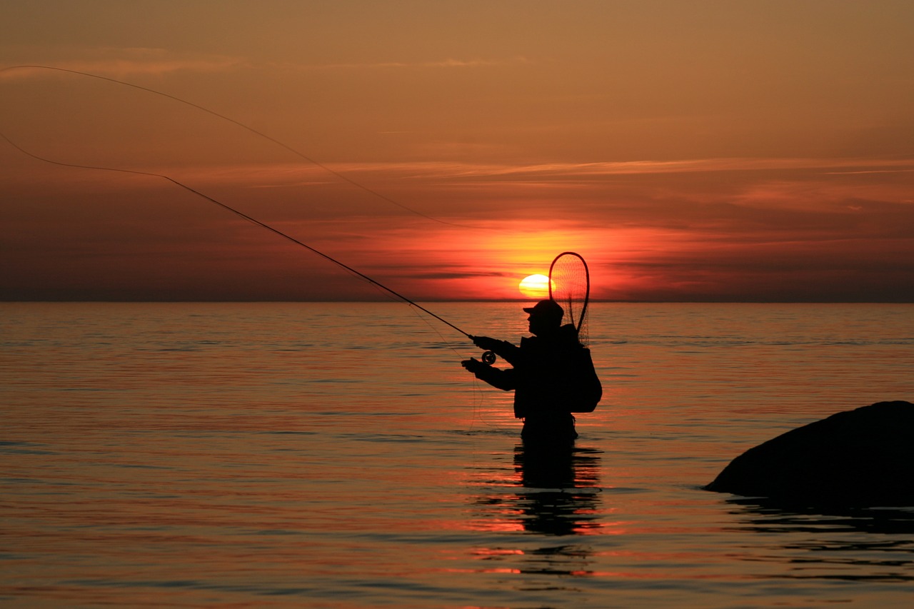 夕日と釣り人